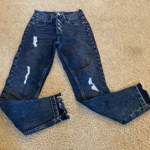 Ripped jean with buttons